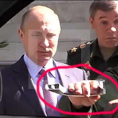 Video: Putins nespēj atvērt UAZ durvis, ģenerālis norauj rokturi