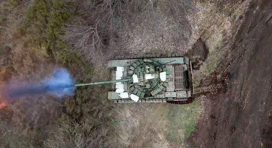 Krievija pie Avdijivkas dažu stundu laikā zaudējusi tanku pulku, raksta 'Forbes'
