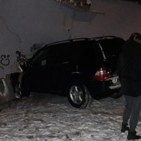 ФОТО: ДТП на улице Маскавас - водитель Mercedes разогнался и врезался в стену