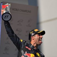 'Red Bull' piloti izcīna pārsteidzošu dubultuzvaru Malaizijas F-1; Hamiltons negaidīti izstājas