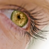 Скрытые симптомы: как узнать, что вам пора проверить зрение?