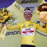 Pogačars saglabā 'Tour de France' līdera statusu, kārtējā posmā uzvar dānis Korts
