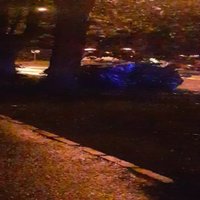 Video: Āgenskalnā kokā ietriecies BMW; divas cietušās