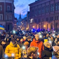 ФОТО, ВИДЕО. У памятника Свободы и в шествии участвовали сотни человек в поддержку Украины