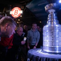 Foto: Rīgā pirmo reizi viesojas hokeja prestižākā balva – Stenlija kauss