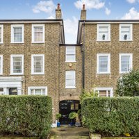 Foto: Šaurs, bet omulīgs trīsstāvu dzīvoklis trauksmainajā Londonā