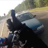 Motociklists Austrālijā draudzīgi reaģē uz avāriju