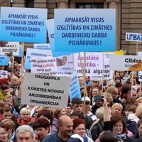Опрос: все больше латвийцев перестают верить в то, что акции протеста могут повлиять на министров