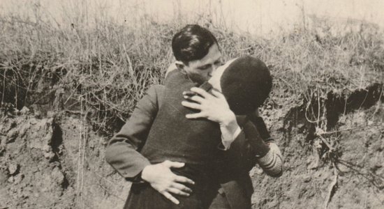 Publiskots unikāls Bonijas un Klaida skūpsta foto