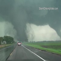 Video: Kā divi tornado plosās Nebraskā