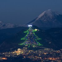 Горная гирлянда или как наряжают рождественскую ель в итальянском городе Губбио (ФОТО, ВИДЕО)