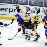 Bļugers atkal rezultatīvs; Krosbija 'bullītis' izrauj 'Penguins' komandai uzvaru