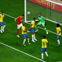 Šveices futbolisti aptur Neimaru un Brazīliju