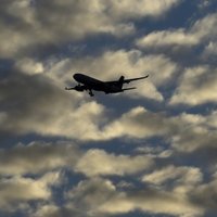 ВИДЕО: в аэропорту Праги из-за сильного ветра чуть не разбился самолет
