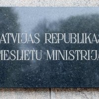 Перед Новым годом Министерство юстиции выплатило работникам премий на 73 916 евро
