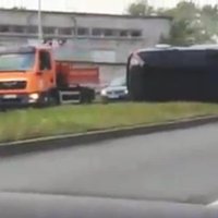 Video: Rīgā automašīna pēc avārijas paliek guļot uz sāna