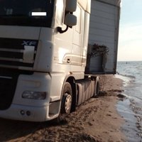 Video: Smagā automašīna Jūrmalas pludmalē brauc gar pašu jūras malu