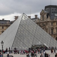 ФОТО: Лувр закрыт для посетителей из-за опасности наводнения