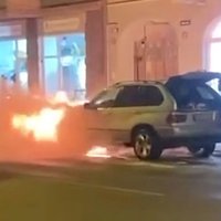 Video: Rīgas centrā aizdedzies 'BMW X5' apvidus automobilis