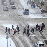 Snigšana turpinās visā Rīgā; kritiskākā situācija mazajās ieliņās