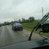 Foto: BMW veic apdzīšanas manevru un izraisa trīs auto sadursmi Bērzē