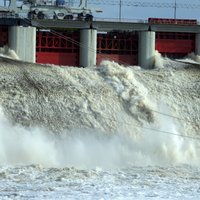 Из-за большого притока воды впервые за шесть лет открыты затворы Плявиньской ГЭС