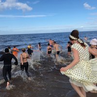 Foto: Simts cilvēku spirdzinošā marta dienā atklāj peldēšanas sezonu