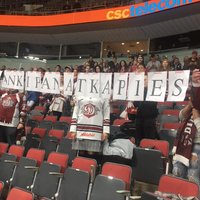 'Ankipān, atkāpies' – Rīgas 'Dinamo' līdzjutējiem apsargi atņem plakātu