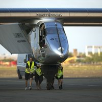 Ar saules enerģiju darbināmā lidmašīna 'Solar Impulse 2' pārlidojusi Kluso okeānu