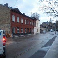 Rīgā pēc sprādziena deformējusies daudzdzīvokļu ēkas siena