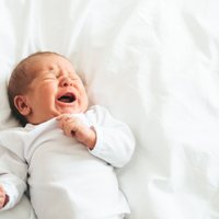 Kāpēc zīdaiņu 'miega treniņi' ir novecojuši un kādas ir alternatīvas