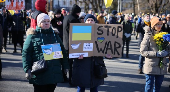 Pie Brīvības pieminekļa notiek mītiņš Ukrainas atbalstam. Video tiešraide