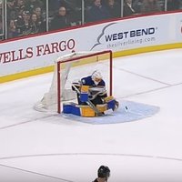 Video: NHL vārtsargu pārsteidz lēkājoša ripa