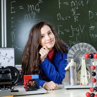Kā bērnus iedvesmot apgūt fiziku: padomos dalās fizikas skolotāja un trīs bērnu mamma