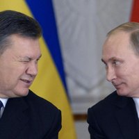 Janukovičs paziņo, ka joprojām ir prezidents; lūdz Krievijas aizsardzību