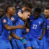 Grīzmana divi 'goli' nodrošina EURO 2016 mājiniecei Francijai vietu finālā