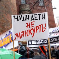 Pārbaudīs pie IZM ēkas protestējušās sievietes saistību ar protestiem Austrumukrainā