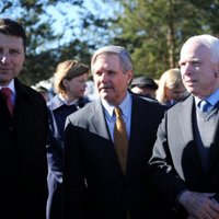 ФОТО: сенаторы США посетили учения на Адажском полигоне