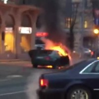 Video: Raiņa bulvārī sadeg BMW