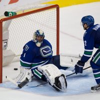 ВИДЕО: Плей-офф НХЛ стартовал поражением "Ванкувера" и массовой стычкой в Монреале