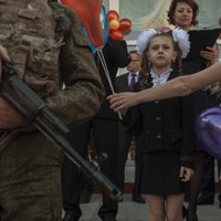 Vēstules no Doņeckas: Tonnām mācību grāmatu no Krievijas un priekšnesums 'ukraiņu nogalināšanā'