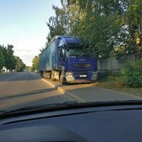 Kravas auto novietošanas paraugstunda Rīgā: noparkošanās uz ietves