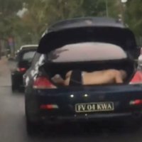 Video: Pa Jūrmalas ielām traucas BMW ar kailu vīrieti bagāžniekā