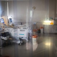 Slimnīcas jaunajā Covid-19 vilnī: par miljoniem iepirktas tehnoloģijas, bet trūkst darbaroku