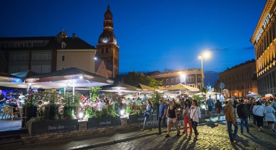 No pašvaldības uz Saeimu – aktīvisti turpina meklēt naktsmieru galvaspilsētā