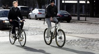 Kā sadzīvot uz ceļa – autovadītājus aicina pieteikties eksperimentam Rīgas ielās