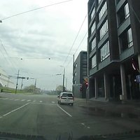 Video: Autovadītājs pie Gaismas pils droši aizbrauc pie sarkanās gaismas