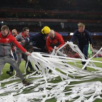 'Arsenal' fani savu viedokli par Vengeru pauž ar protestiem un tualetes papīru
