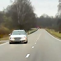 Video: Policisti aptur mersedesu, kas traucās ar 181 km/h