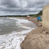 Video: Iecienītā Palangas pludmale pazudusi zem ūdens